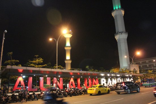 Orang Ramai Gempar Kalimah Allah Atas Laluan Pejalan Kaki Di Bandung