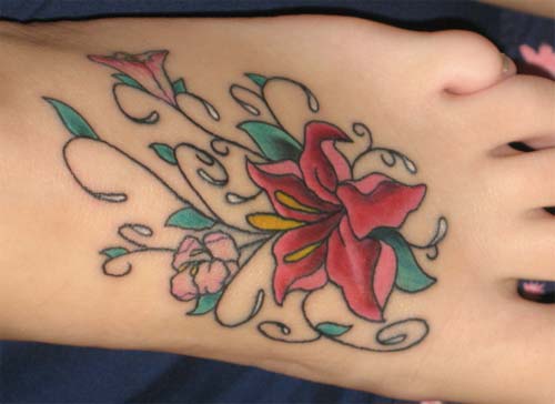 tatuagem+ flor+ no pe