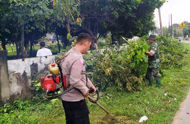 Picu Semangat Warga, Polsek Peudawa Polres Aceh Timur dan Koramil 16 Sinergi Bersihkan Makam