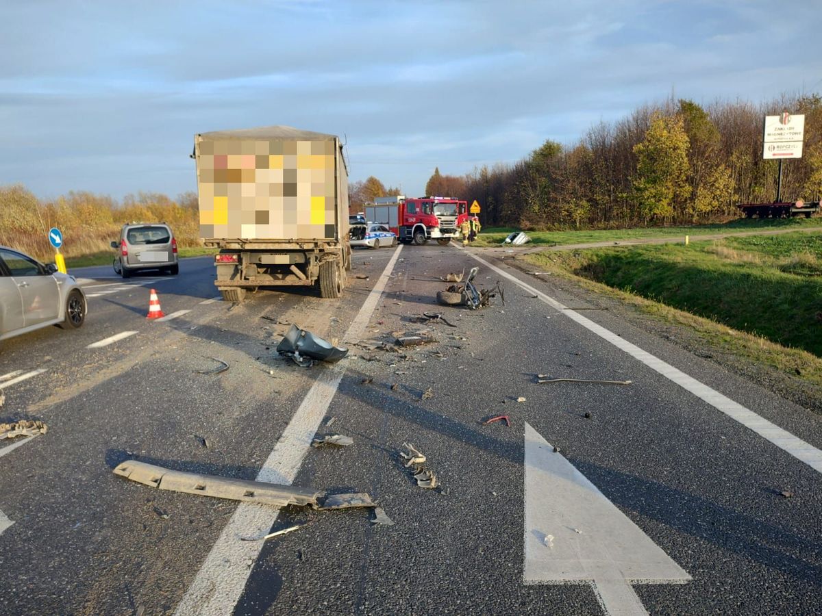 Tragedia w Brzezówce. Nie żyje 30-letni kierowca [ZDJĘCIA]