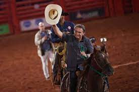 Jair Bolsonaro visita Festa do Peão de Barretos e repete cavalgada na arena