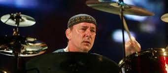 Baterista e letrista do Rush, uma das maiores bandas de rock da história, Neil Peart morreu na terça-feira, em Santa Monica, na Califórnia, aos 67 anos. A causa foi um câncer no cérebro, conhecido como glioblastoma, contra o qual ele vinha lutando há três anos, de acordo com Elliott Mintz, porta-voz da família Peart. Um representante do Rush confirmou a notícia do falecimento na tarde desta sexta-feira, e a banda soltou uma comunicado oficial em suas redes sociais.