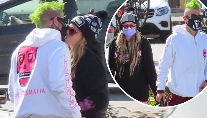 Avril Lavigne y Mod Sun sellaron su relación con un beso en Malibú