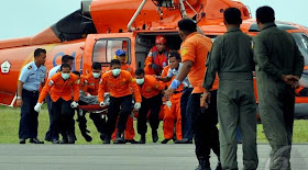 Tim SAR gabungan telah bekerja efektif. Tapi proses evakuasi penumpang dan pencarian badan pesawat AirAsia terkendala cuaca buruk dan ombak.