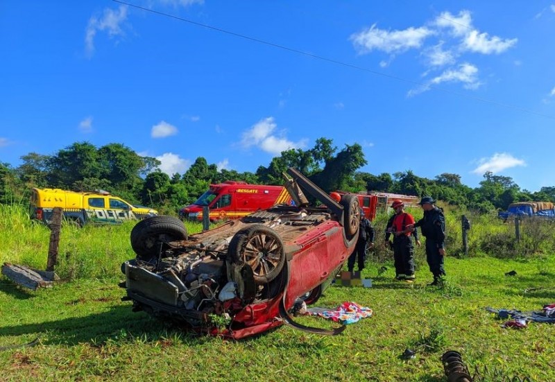 O acidente tipo capotamento aconteceu na rodovia na MS-156, que liga a cidade de Amambai a Tacuru(Fotos: Raquel Fernandes)