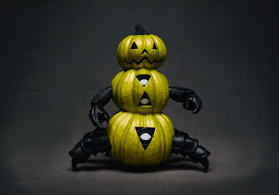 “Beneath The Harvest” Pumpkin Crab Midnight Edition Vinyl Figure by Jim McKenzie x ToyQube