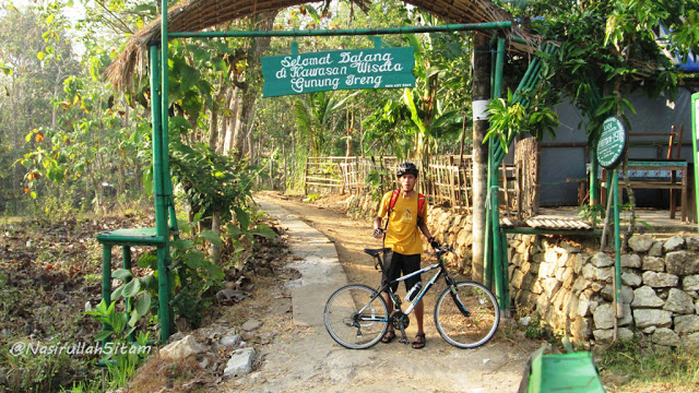 Plang dan pintu gerbang menuju Gunung Ireng Patuk