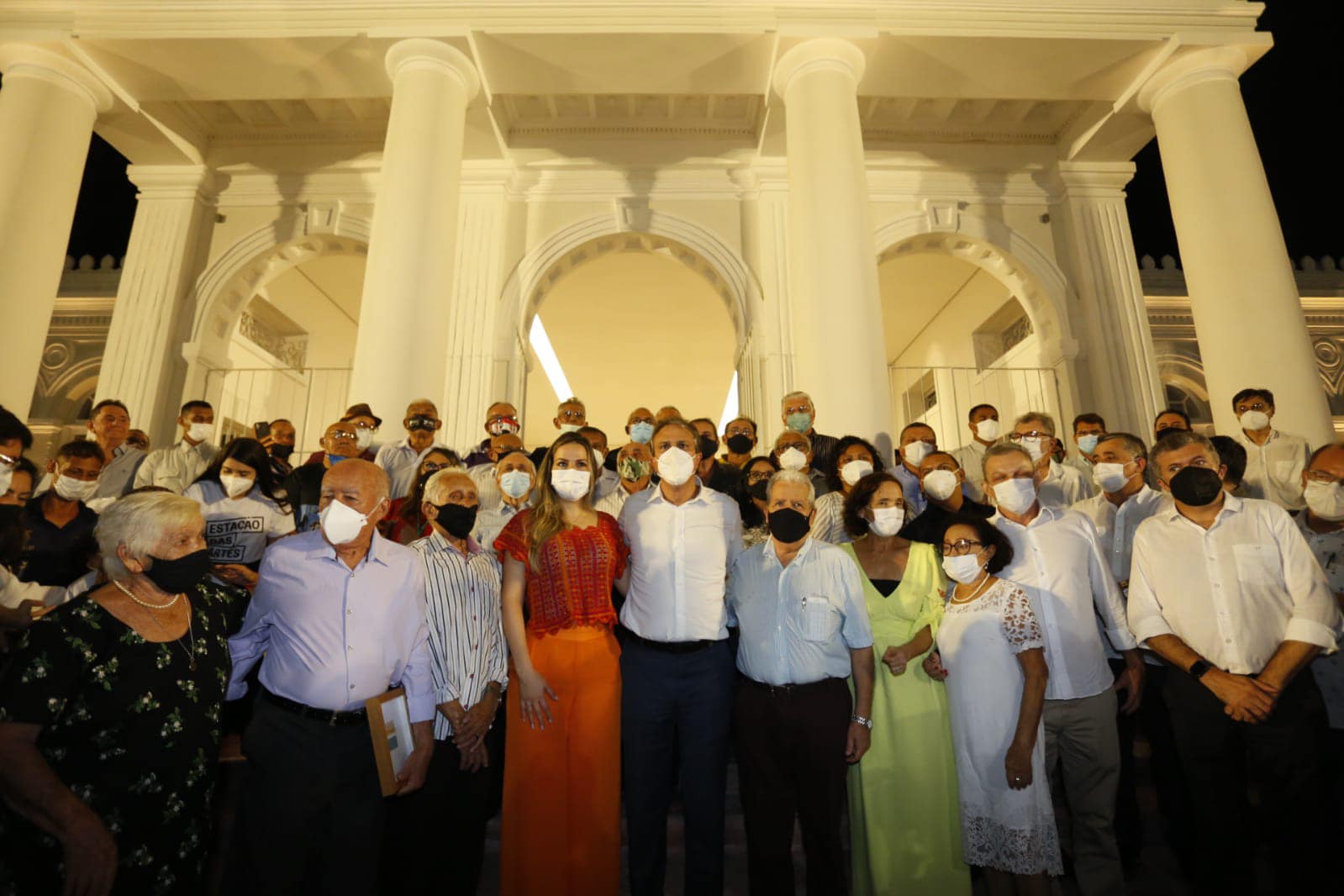 Bruna e Olavo trocam alianças no altar da Igreja do Pequeno Grande