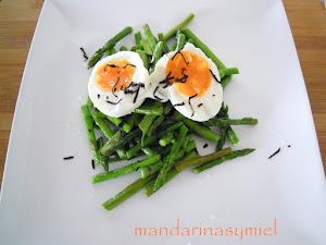 Espárragos trigueros con huevos trufados.