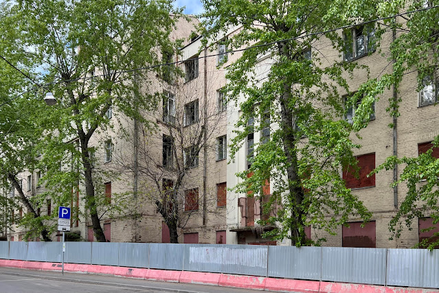 Суворовская улица, бывший жилой дом 1928 года постройки – часть ансамбля жилых домов в стиле конструктивизма для рабочих Электрозавода