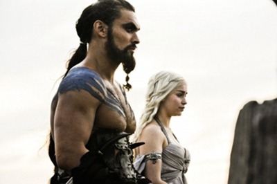 145022_jason-momoa-emilia-clarkjason-momoa-and-emilia-clark-as-khal-drogo-and-daenerys-in-game-of-thrones-h