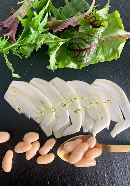 Warmer Fenchel-Bohnen-Salat auf Wildkräuterbeet Rezept, glutenfrei, vegan, Salatrezept, leicht, einfach, proteinreich, vitaminreich, pflanzlich