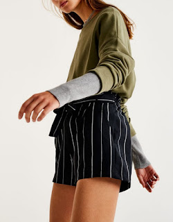 https://www.pullandbear.com/fr/femme/nouveaut%C3%A9s/short-tailoring-rayures-ceinture-nou%C3%A9e-c1030017536p500342625.html#401