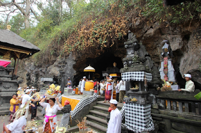 Goa Lawah Temple, Tempat Wisata di Bali yang Lagi Nge-Hits Berkat Kelelawar