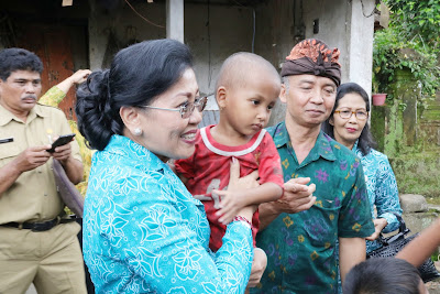 Ny. Putri Koster Serahkan Bantuan kepada Balita Kekurangan Berat Badan di Bangli 