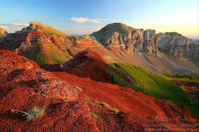 Sur les crêtes des montagnes rouges