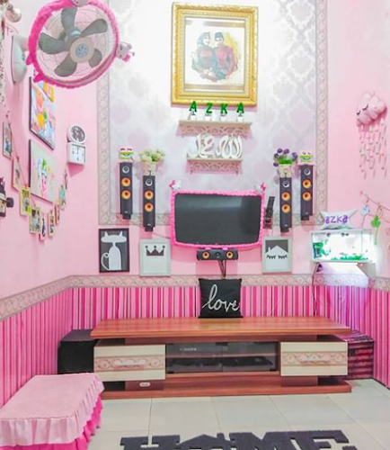 ruang keluarga warna pink yang lucu