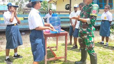 Satgas Yonif 310/KK Berikan Penyuluhan Kesehatan di Sekolah Perbatasan RI-PNG