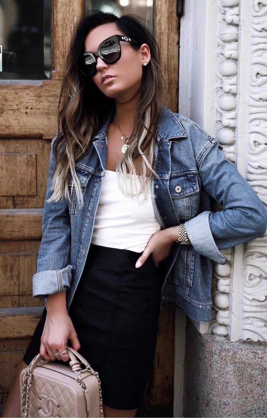 cool outfit idea for this fall | denim jacket + white top + black skirt + blush bag
