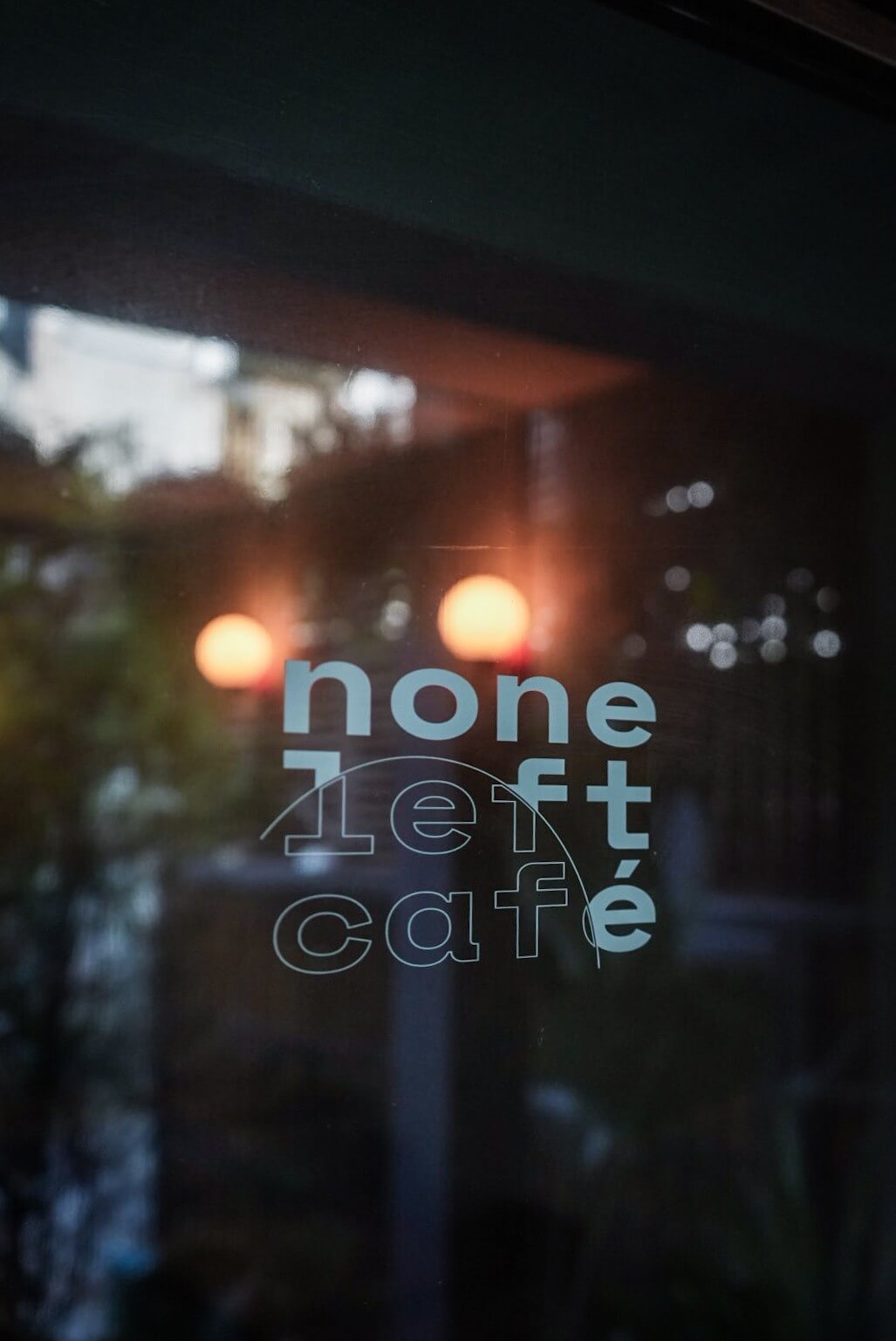 台中新開幕咖啡廳餐酒館【NoneLeft cafe / HighEnd studio】庭園式造景也有超舒服的室內沙發區