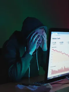 트래픽 감소로 수익이 떨어져 고민하는 크리에이터의 모습