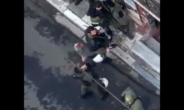 MANIA: Αστυνομικοί καταστρέφουν τα λουλούδια στο μνημείο του Αλ. Γρηγορόπουλου! (βίντεο)