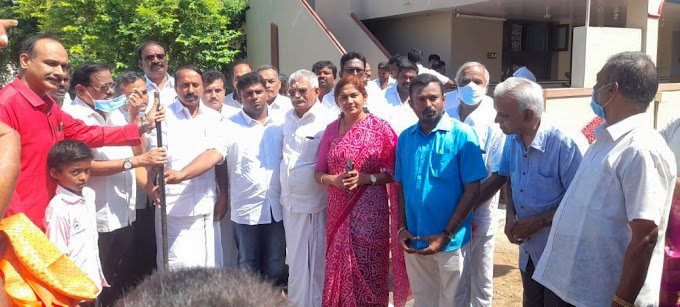 கோபிசெட்டிபாளையம்  11 வது வார்டு மழைநீர் வடிகாலுடன் சிறுபாலம் அமைக்கும் பணியை தமிழக முன்னாள் அமைச்சர்  கே ஏ செங்கோட்டையன்  துவங்கி வைத்தார்.