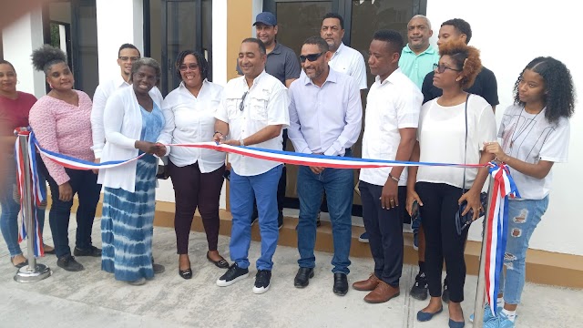 Manolito entrega Centro Comunal Casita Bella