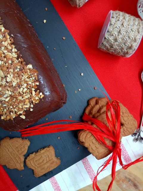 Tarta de galletas y chocolate con un toque de café. Receta sin horno. Tarta de la abuela. Receta fácil, sencilla, rica, desayuno, merienda, postre. Cuca