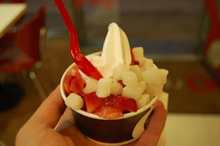 fro-yo, frozen yoghurt with strawberry