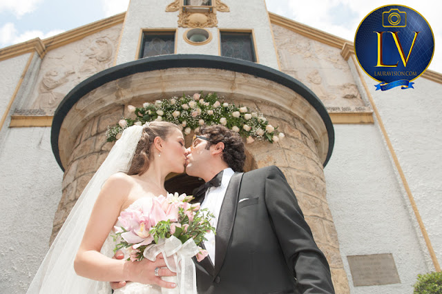 novios se besan a la salida de la iglesia