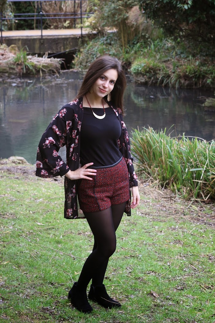 Red Shorts H&M Kimono Outfit ideas Black Gold