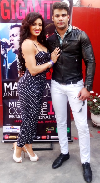 Foto de Michelle Soifer feliz junto a Erick Sabater