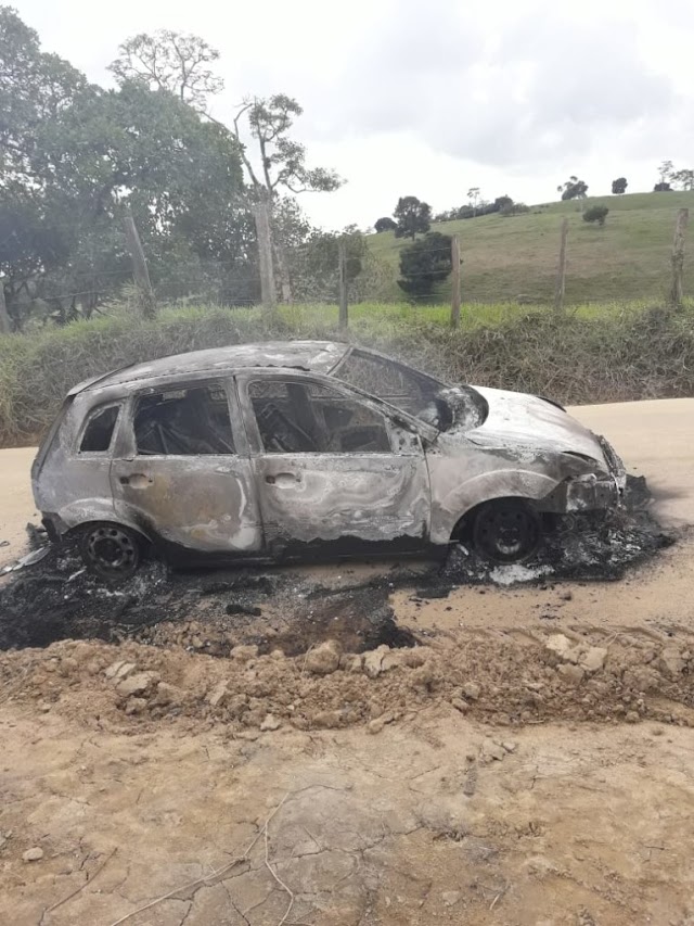 Veículo pega fogo na saída de Mutuípe sentido Serra Grande