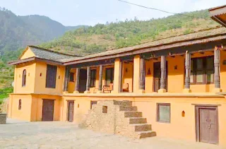 पहाड़ के प्रति यहां कविता "तेरौ कयौ  मिलै सुंयौ, मेरौ  कयौ  तुयुलै  जिंदगी हसीन  करि, मिली  ऐसै हामूळै"