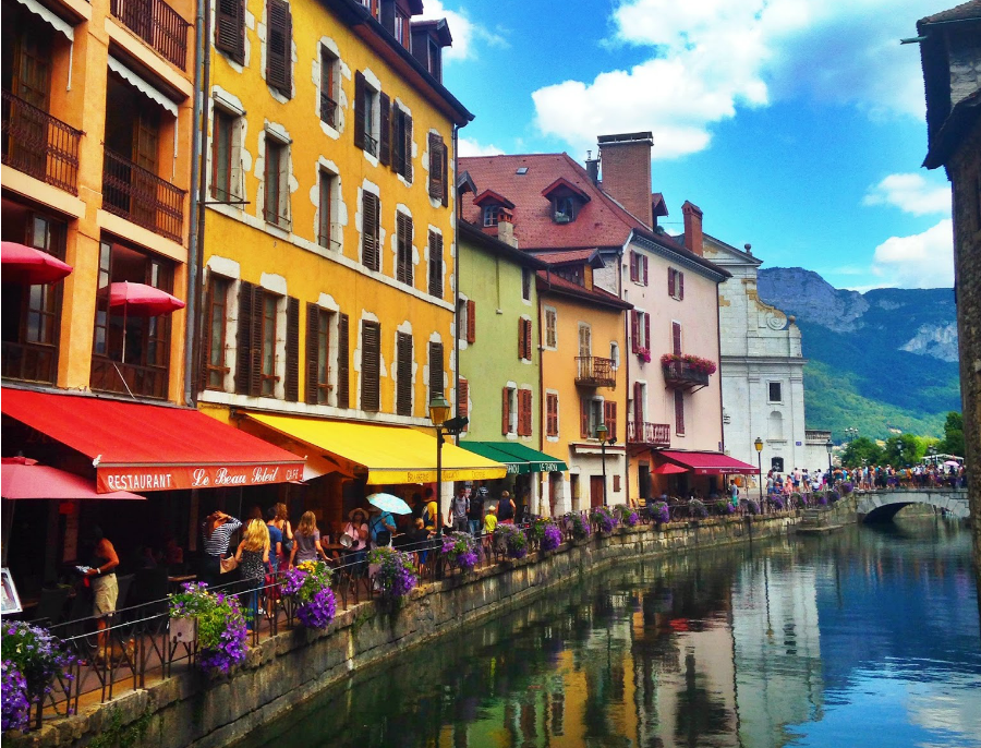 http://www.theblondeandbrowngirl.com/2015/07/one-day-in-annecy.html