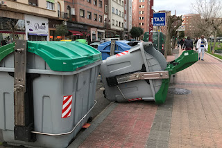 Contenedores volcados por el viento