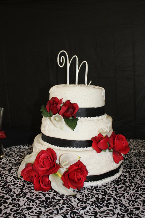 Black And White Cakes With Red Roses. with red roses and white