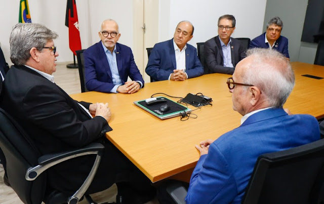 João Azevêdo recebe dirigentes da Frente Nacional dos Prefeitos e destaca investimentos nos municípios