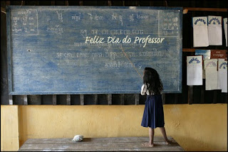 A Educação é uma coisa admirável. Mas é sempre bom lembrar, de tempos em tempos, que nada daquilo que realmente vale a pena saber pode ser ensinado. — Oscar Wilde