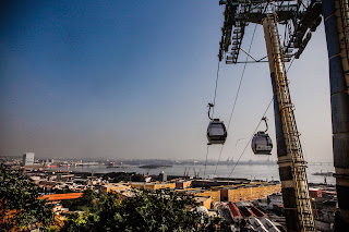 Muevo teleferico desde lo alto del morro, vista de la ciudad y el puerto a lo lejos