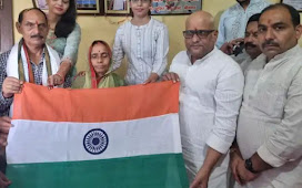 वाराणसी पूर्व विधायक अजय राय ने अपने साथियों     संग शहीद विशाल सिंह की बहनों से राखी बनवायाऔर गिफ्ट में तिरंगा झंडा भी भेंट किया 