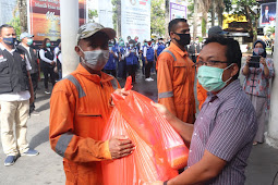 Mohammad Lukman Hakim Beri Bantuan Sembako BI ke Warga Ambon