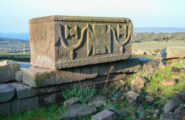 Римский саркофаг в западном некрополе Ассоса