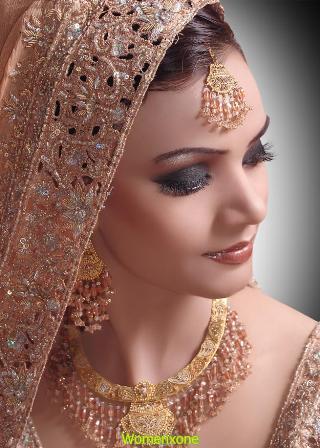 Smokey-Glitter-Bridal-Makeup