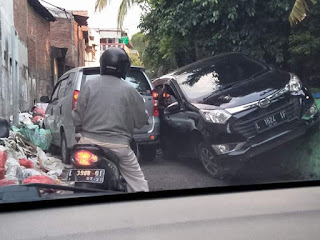 Alamak !! Jalan Menyempit Gara-gara SAMPAH