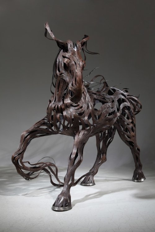 Kang Sung Hoon  esculturas de animais ao vento com tiras de metal Cavalo