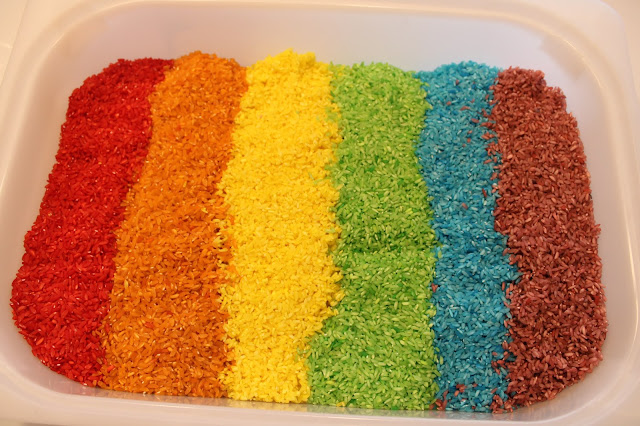 arroz colorido, organizado pela ordem das cores do arco-íris