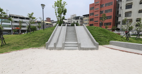 台中西區|東昇公園(細兒215公園)|磨石子溜滑梯|沙坑|綠草坪|特色公園|親子景點|12感官遊具