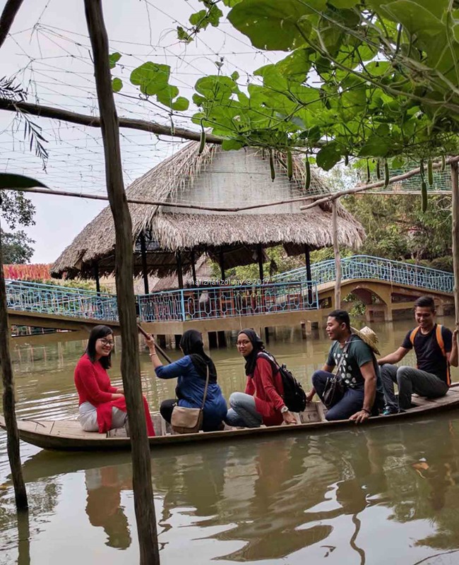 kayuh perahu di pulau di sungai mekong